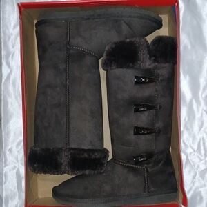 Cozy Black Winter Boots with Fur Trim
